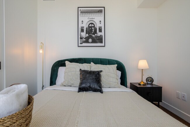 Building Photo - 1210 Rue Jeanne-Mance
