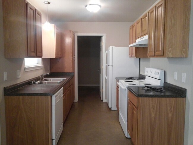 Building Photo - 4 Bed 2 bath house