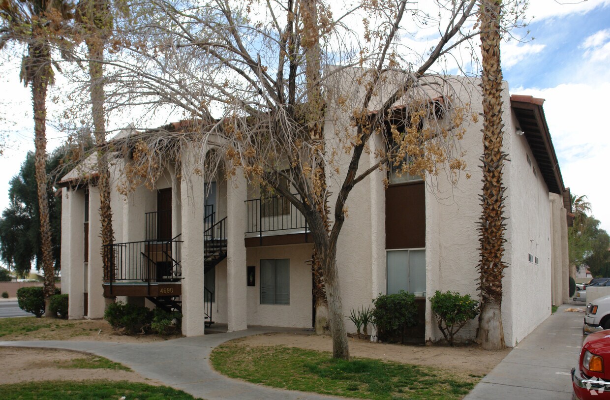 Primary Photo - 4690 W Twain Ave