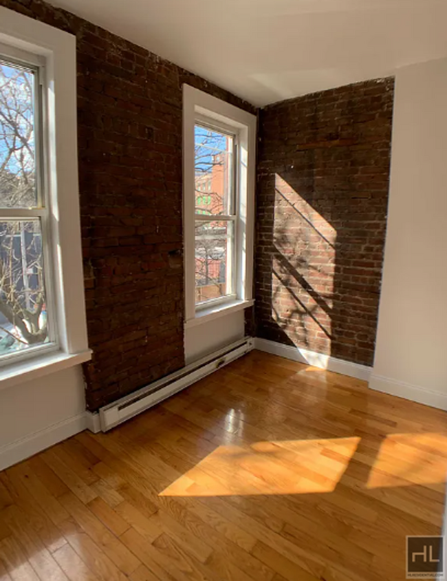 Building Photo - COZY AND SUNNY 3 BEDROOM ADELPHI STREET/FO...