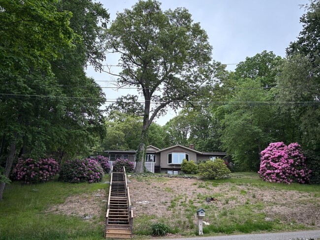 Foto del edificio - 421 Hemlock Point Dr