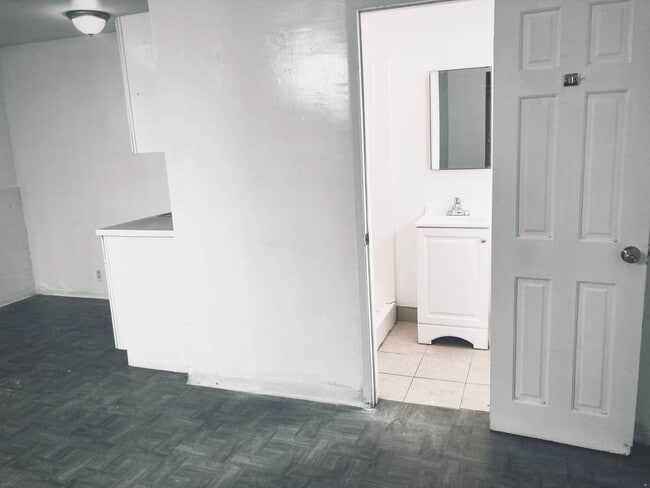 Building Photo - 13801 S Vermont Ave