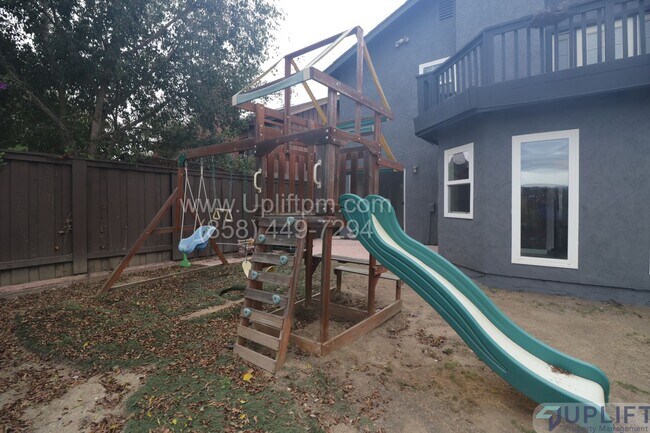 Foto del edificio - 4 Bed 3 Bath House in Spring Valley w/ Was...