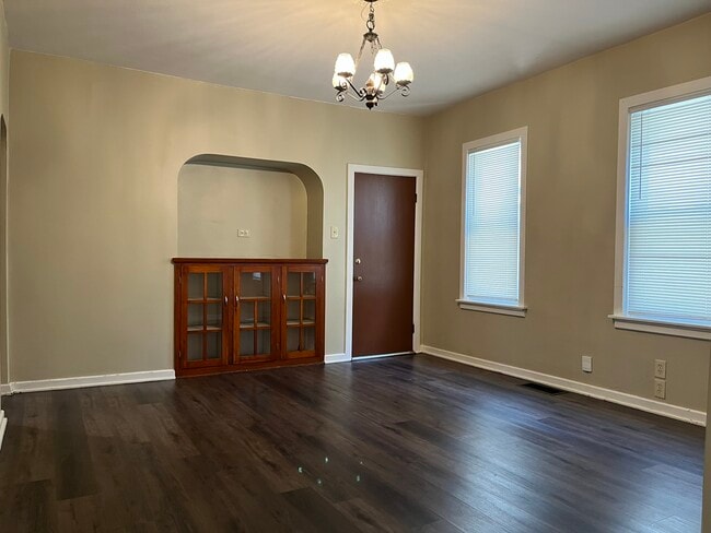 Building Photo - 352 E Rosedale Ave