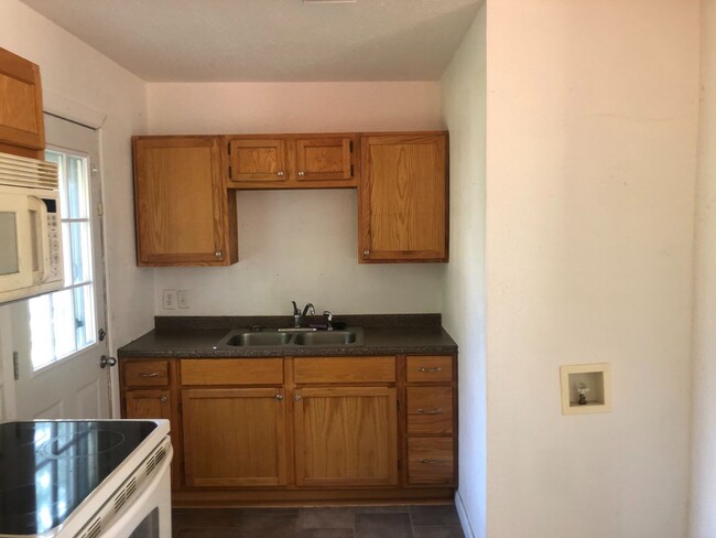 Building Photo - 3 bedroom, 1 bath home for rent in Del Cit...