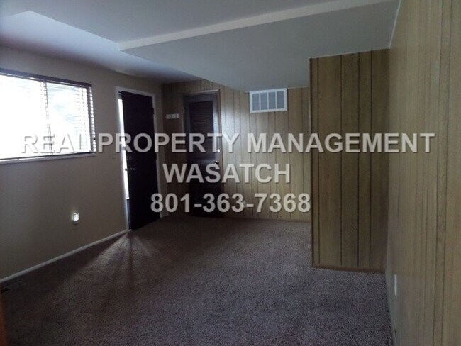 Building Photo - 1 Bedroom 1 Bath Duplex $1299 utilities in...