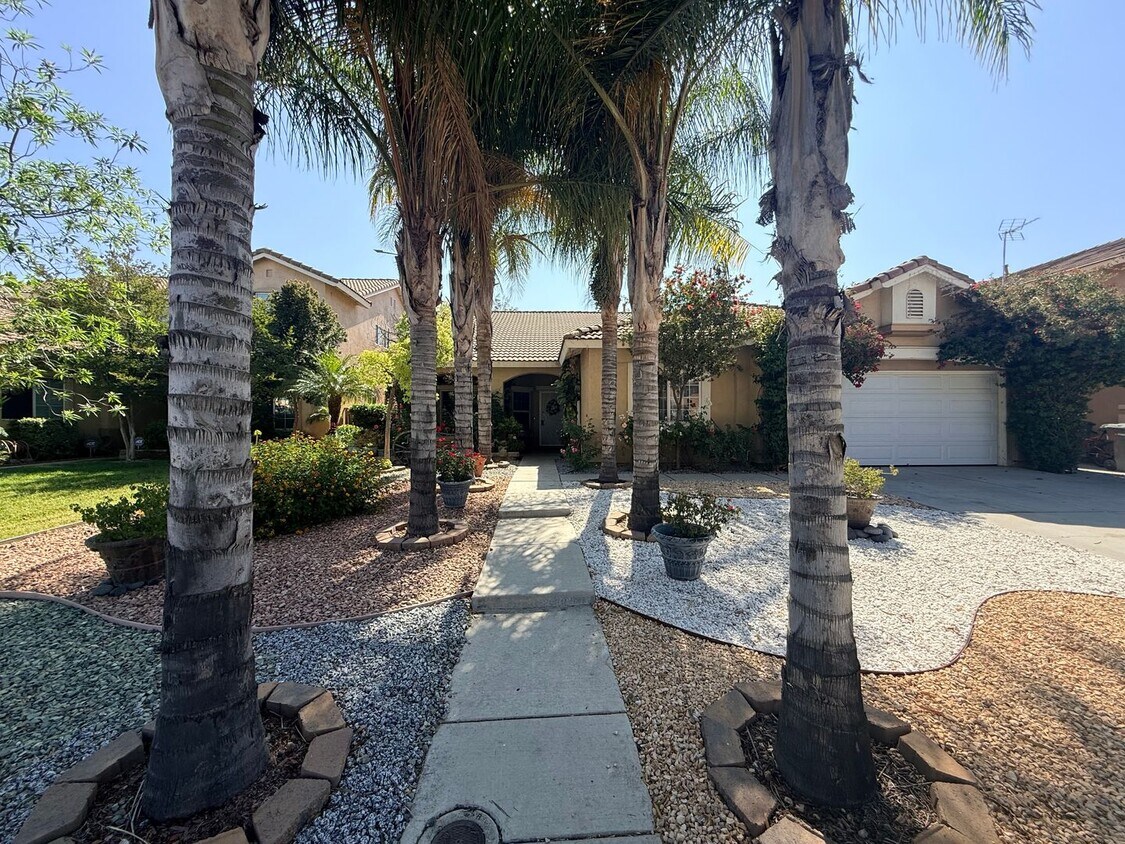 Building Photo - Spacious 5 bedroom home is now available for rent