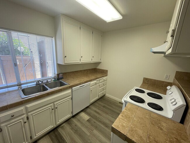 Building Photo - Spacious Townhome w/ Patio & Parking