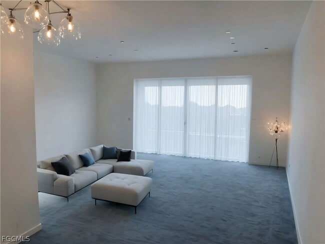 Building Photo - 708 Victoria Dr