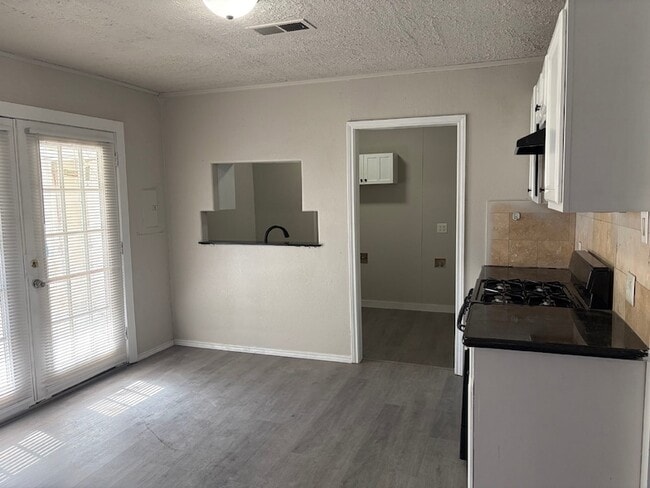 Building Photo - 5406 Lyndhurst Dr