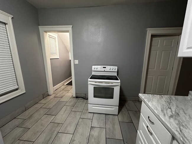 Building Photo - Beautifully Refreshed Three-Bedroom Single-Family Home in Park West