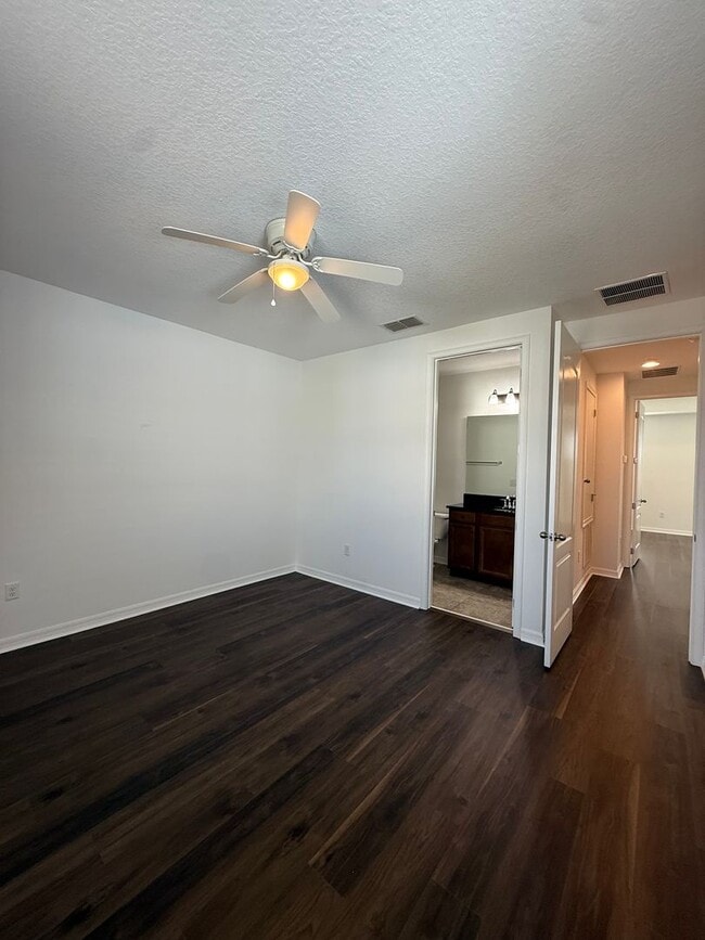 Foto del edificio - 2-bedroom, 2.5-bath townhome located in Ea...