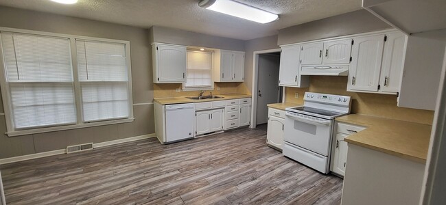 Building Photo - 3 Bedroom 2 Bathrooms! Southside!  2 Car g...