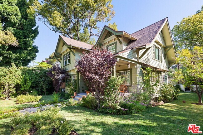 Foto del edificio - 2102 N Bronson Ave
