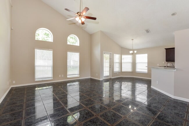 Building Photo - 2801 River Ridge Dr