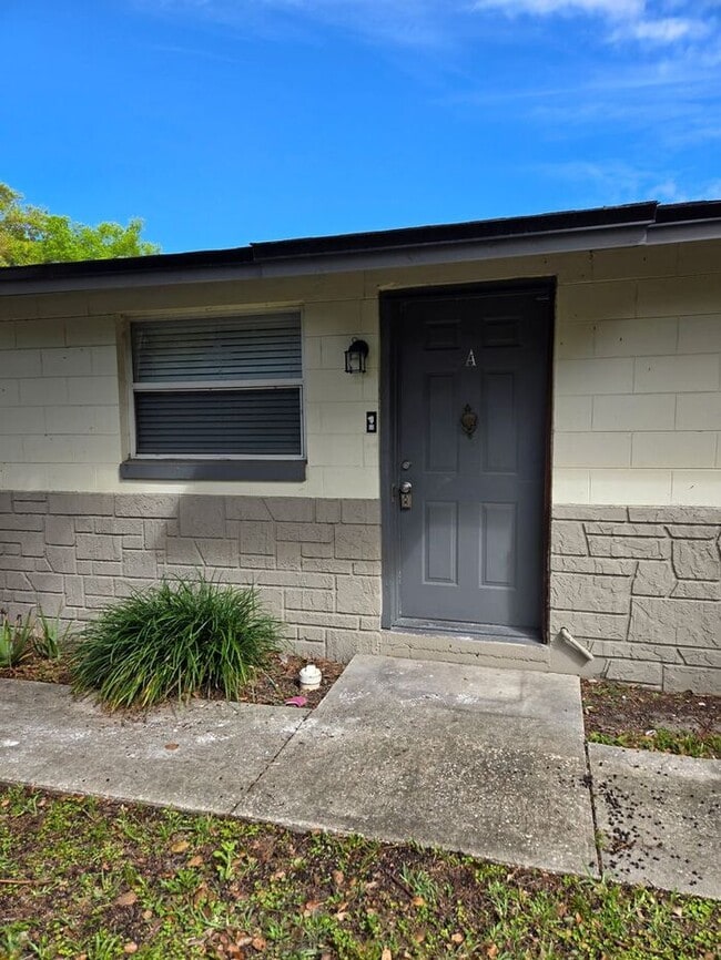 Affordable 2/1 Duplex Available Immediately!! Near I-4! - Affordable 2/1 Duplex Available Immediately!! Near I-4! House