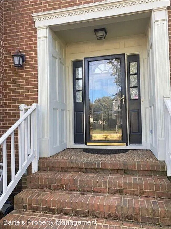 Building Photo - 4 br, 2.5 bath House - 110 Melvins End