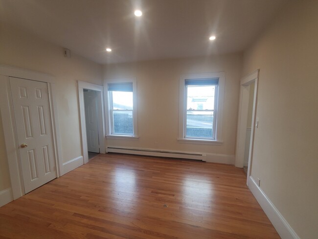 Building Photo - 586 Freeport St