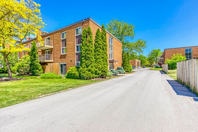 Photo du bâtiment - Henley &amp; Cypress Gardens Apartments