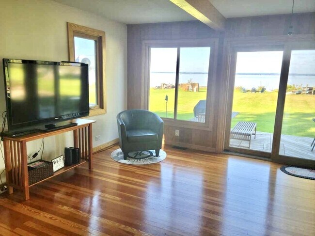 Foto del edificio - 665 Shackelton Point Rd