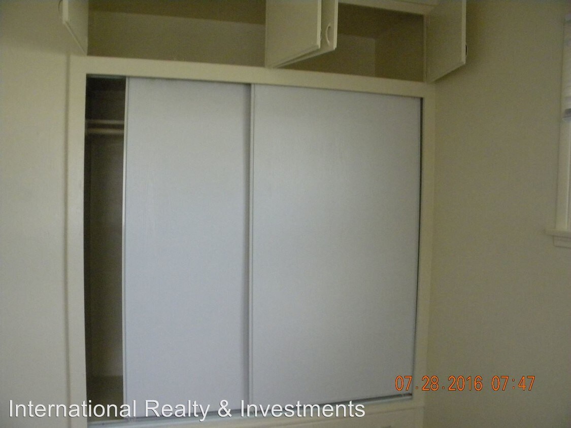 Foto del edificio - 1451 1/2 W 101st St