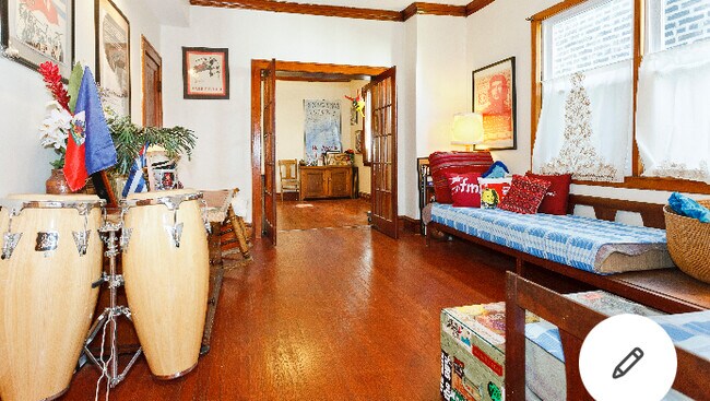 Primer piso, sala de estar - 2315 S Leavitt St