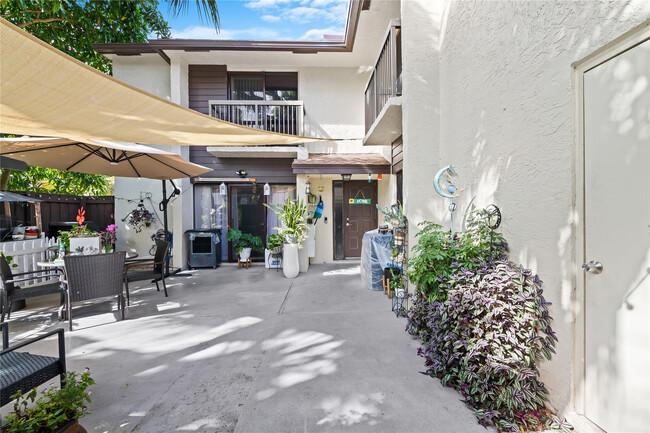 Foto del edificio - 3387 Cocoplum Cir