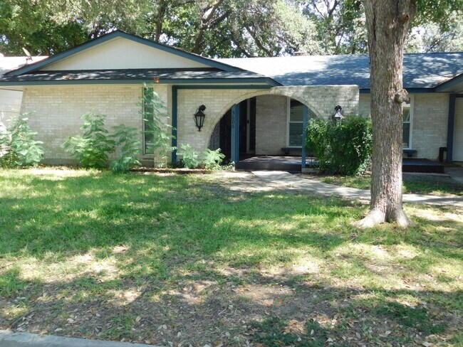 Foto del edificio - Three Bed/Two Both Home with Great Parking off Wurzbach and Vance Jackson.