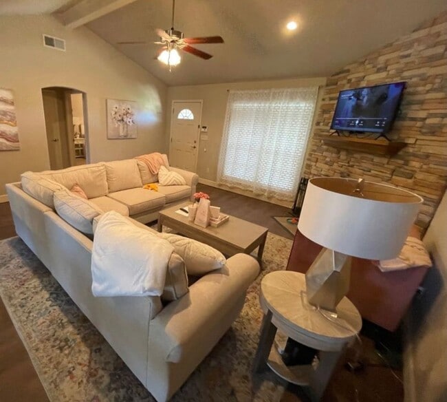 Building Photo - 3-bedroom, 2-bathroom home