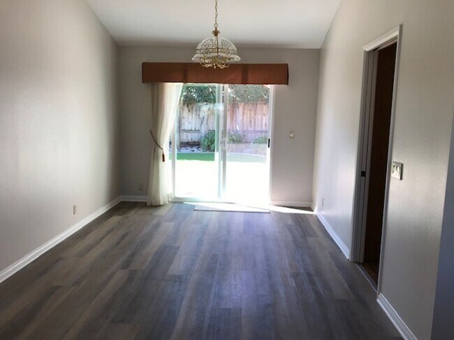 Building Photo - East Ventura Beauty FOR RENT with A/C!