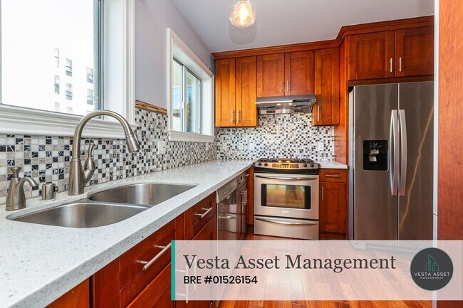 Foto del edificio - SPACIOUS TOP FLOOR 3 BED/2.5 BATH CONDO WI...