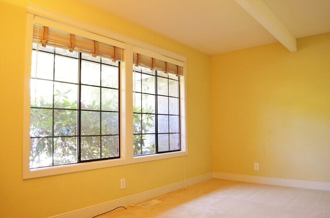 Building Photo - Spacious Somerset Home Near Top Schools an...