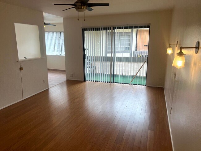 Building Photo - 1 Bedroom 1 Bath Condo Centrally Located I...