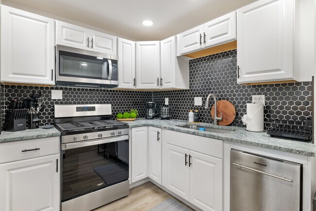 Cocina con estufa y microondas. - 10 Carrie St
