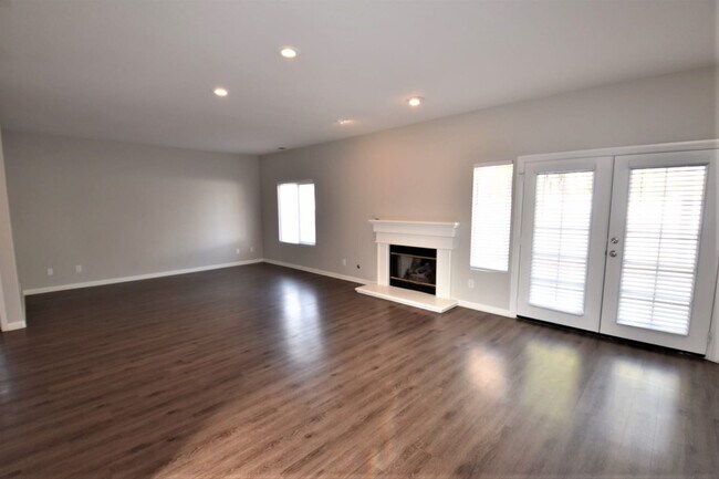 Building Photo - 681 Avenida del Sol