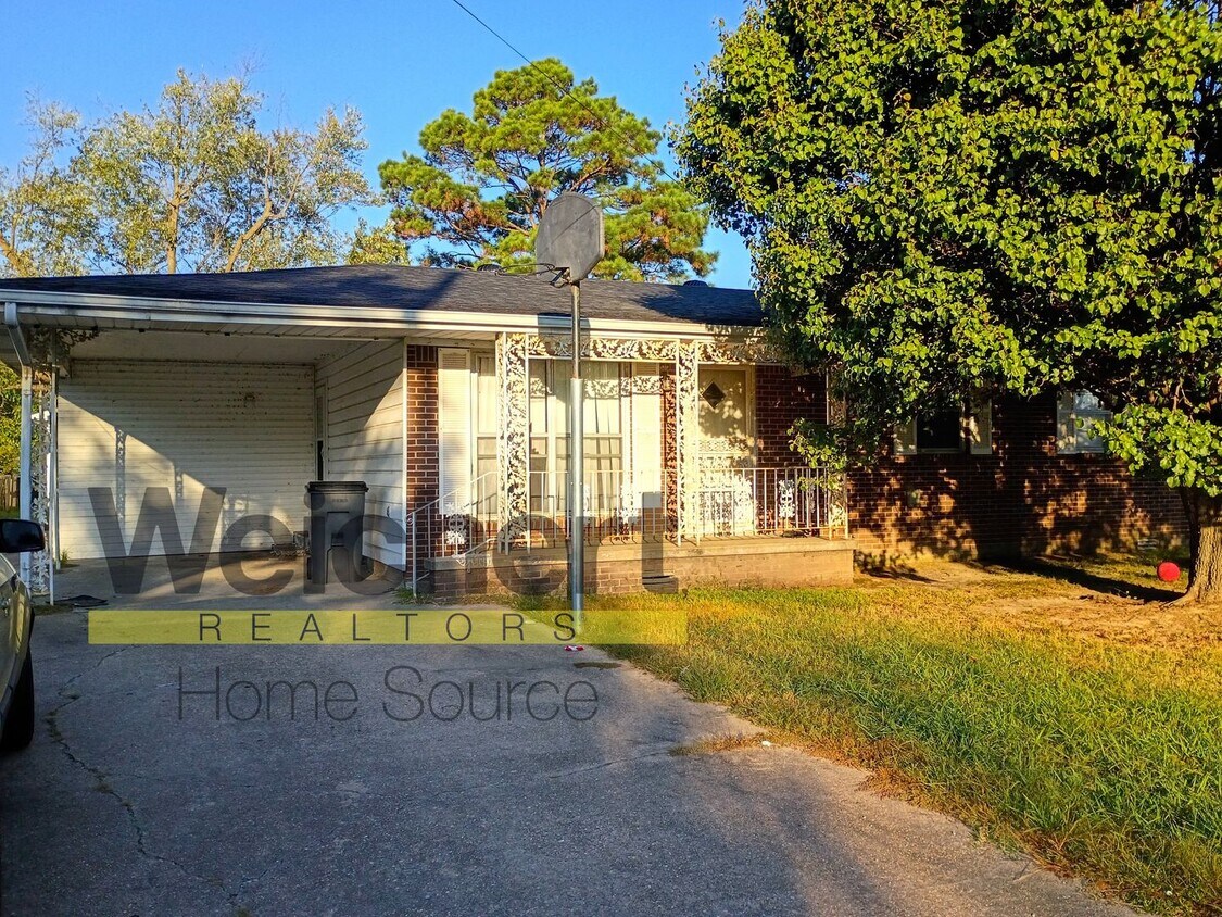 Primary Photo - 3-Bed Home with Great Garage/Shop & Conven...