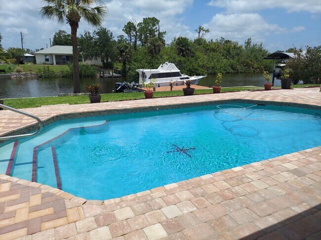 Foto del edificio - 17026 Edgewater Dr