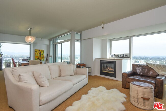 Building Photo - 13600 Marina Pointe Dr