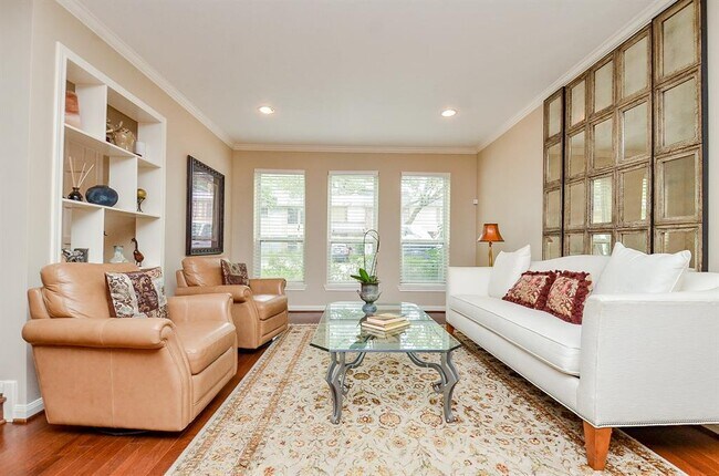 Building Photo - 8972 Chatsworth Dr