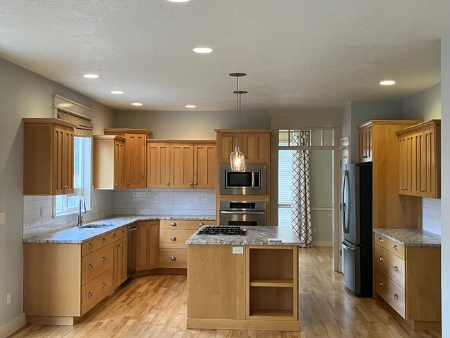 Building Photo - 1074 N Caledonia Pl