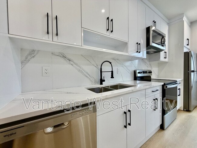 Photo du bâtiment - 1671 Highland Dr N