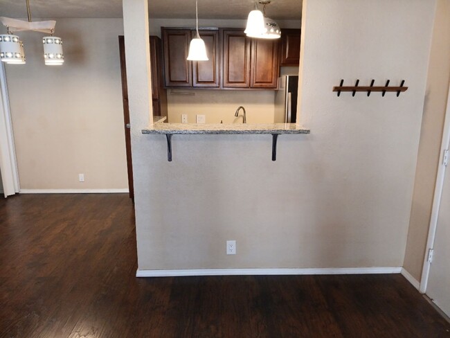 Building Photo - Charming 1 Bedroom 1 Bathroom!! Showings A...