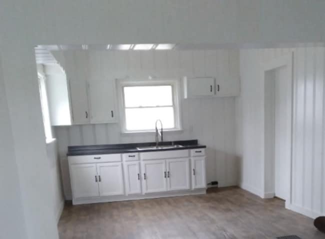 Building Photo - 1217 S Maple St