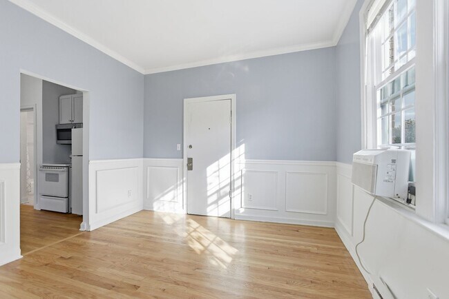 Foto del edificio - Lovely 3 BR/1 BA Apartment in H Street Corridor!