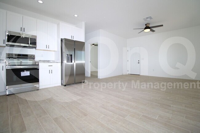 Foto del edificio - 72 W James L Sullivan St