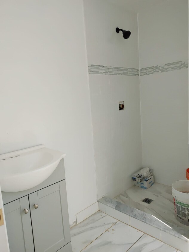 Baño recién reformado con ducha espaciosa - 143 Danforth Ave