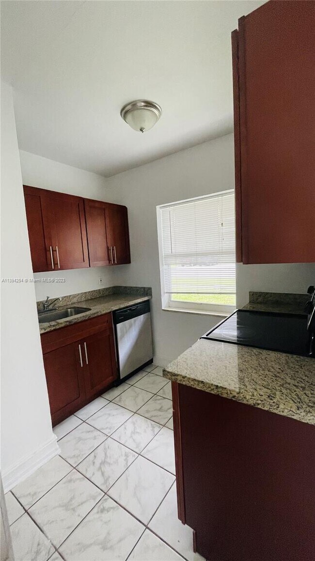 Foto del edificio - 17193 NE 18th Ave