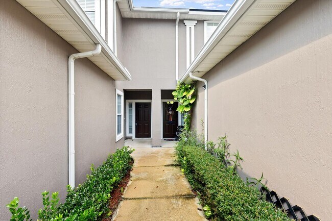 Building Photo - Hidden townhouse community right near the ...