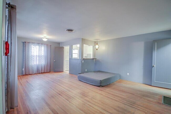 Building Photo - 2404 La Siesta Dr