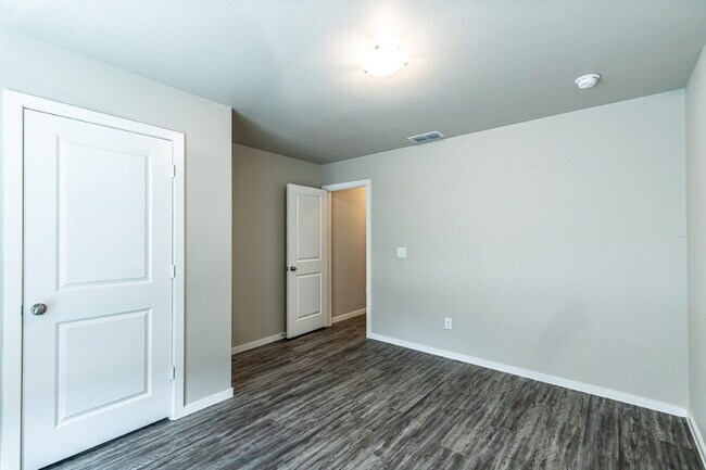 Foto del edificio - Don't like paying LPL? GREAT, this is the perfect place for you!